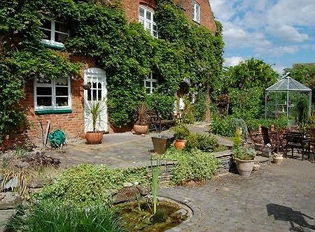 Old Ivy House Bed & Breakfast นานีทัน ภายนอก รูปภาพ