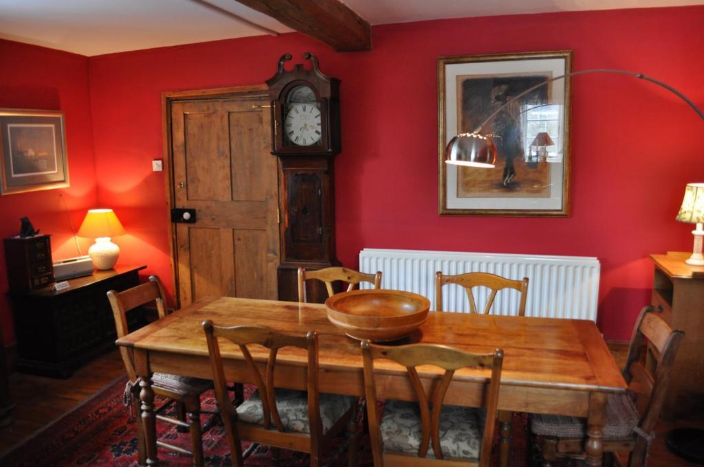 Old Ivy House Bed & Breakfast นานีทัน ภายนอก รูปภาพ