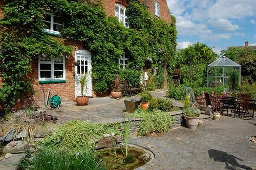 Old Ivy House Bed & Breakfast นานีทัน ภายนอก รูปภาพ